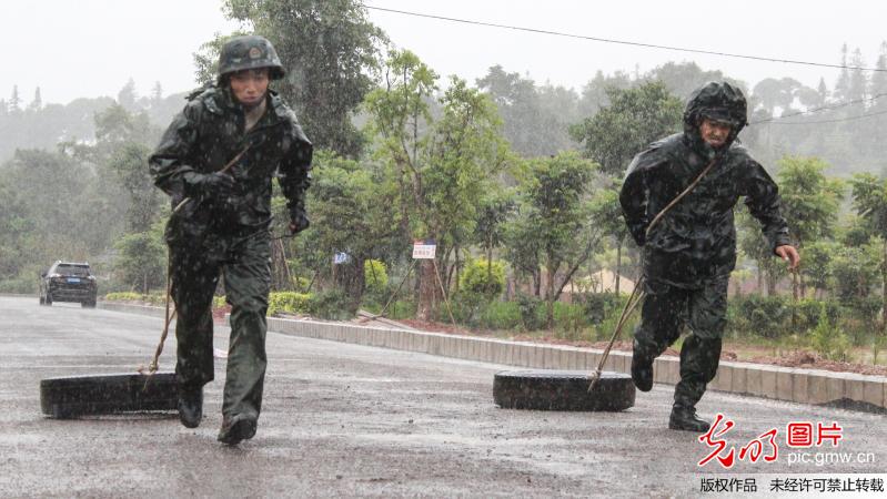 云南武警特战队“魔鬼周”暴雨中酣战
