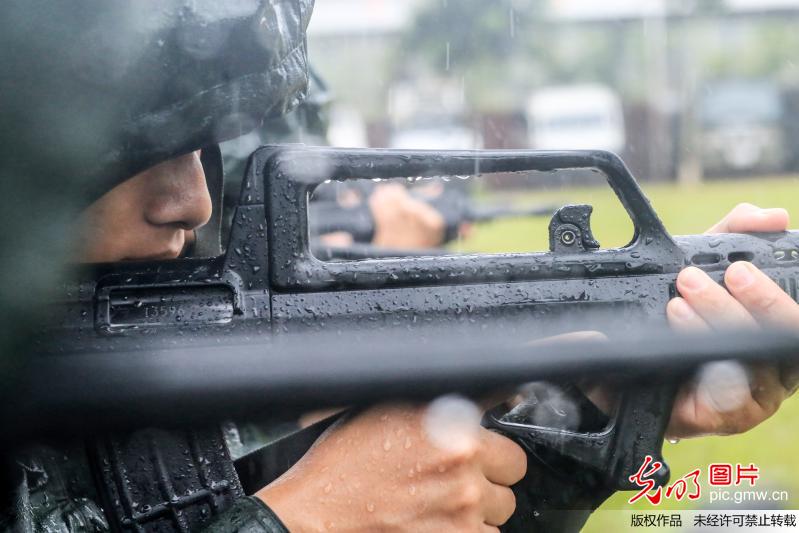云南武警特战队“魔鬼周”暴雨中酣战