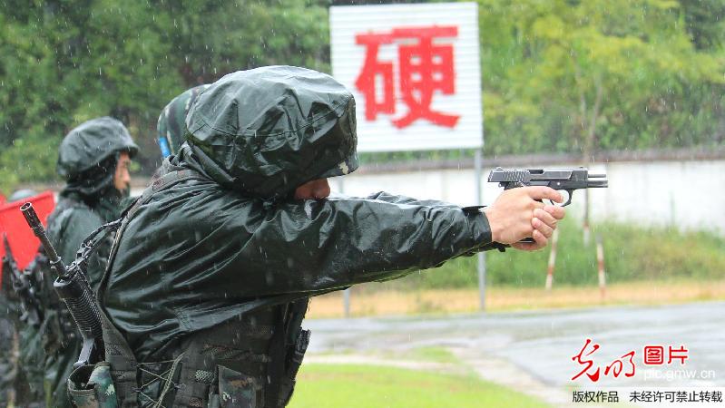 云南武警特战队“魔鬼周”暴雨中酣战