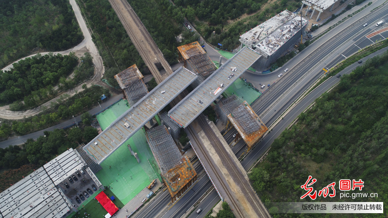 兴延高速：上跨京包铁路立交桥成功实现74.5度转体