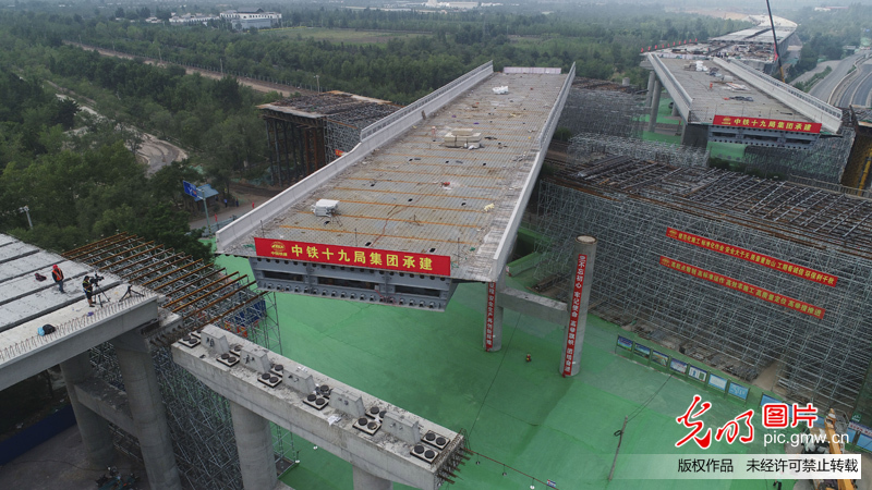 兴延高速：上跨京包铁路立交桥成功实现74.5度转体