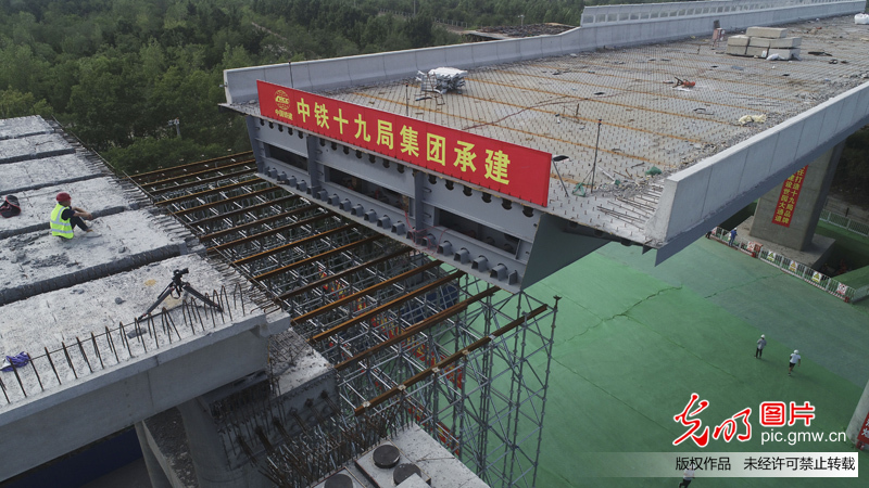 兴延高速：上跨京包铁路立交桥成功实现74.5度转体