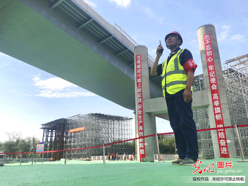 兴延高速：上跨京包铁路立交桥成功实现74.5度转体