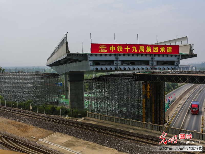 兴延高速：上跨京包铁路立交桥成功实现74.5度转体
