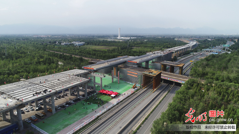 兴延高速：上跨京包铁路立交桥成功实现74.5度转体