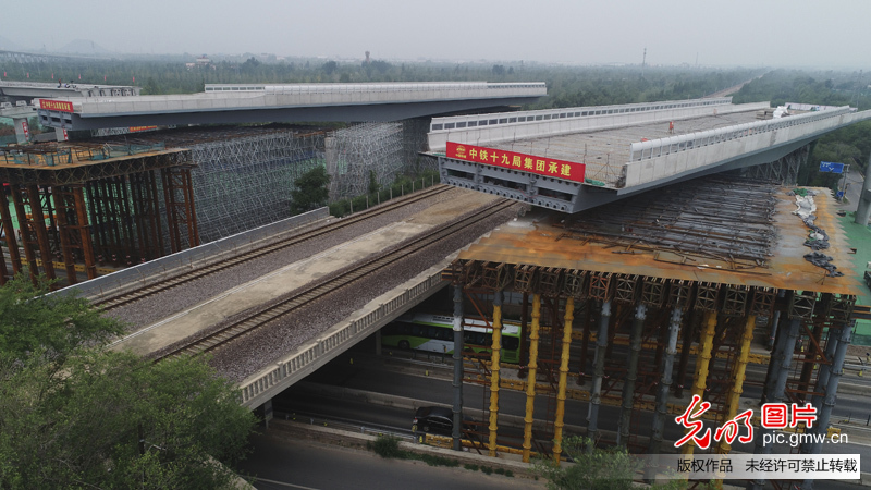 兴延高速：上跨京包铁路立交桥成功实现74.5度转体