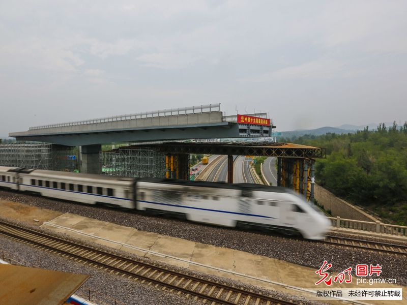 兴延高速：上跨京包铁路立交桥成功实现74.5度转体