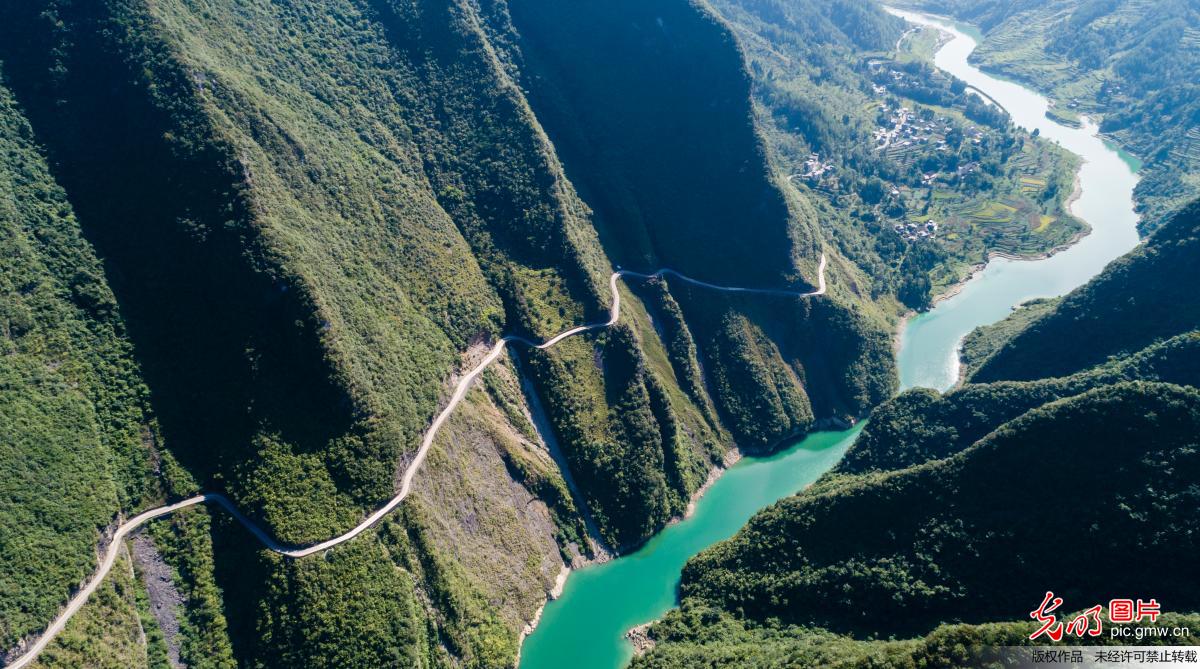 重庆黔江“挂壁公路”助力乡村振兴