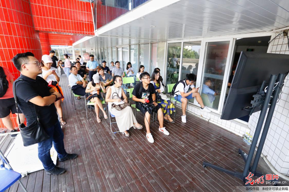 海南举行首期小客车“摇号” 海南举行首期小客车“摇号”