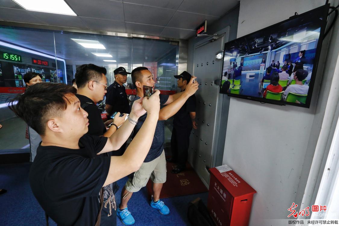 海南举行首期小客车“摇号” 海南举行首期小客车“摇号”