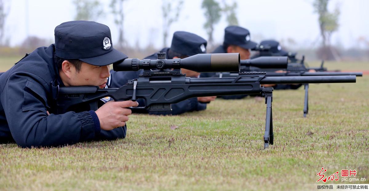 安徽安庆：特警神枪手练就百步穿杨