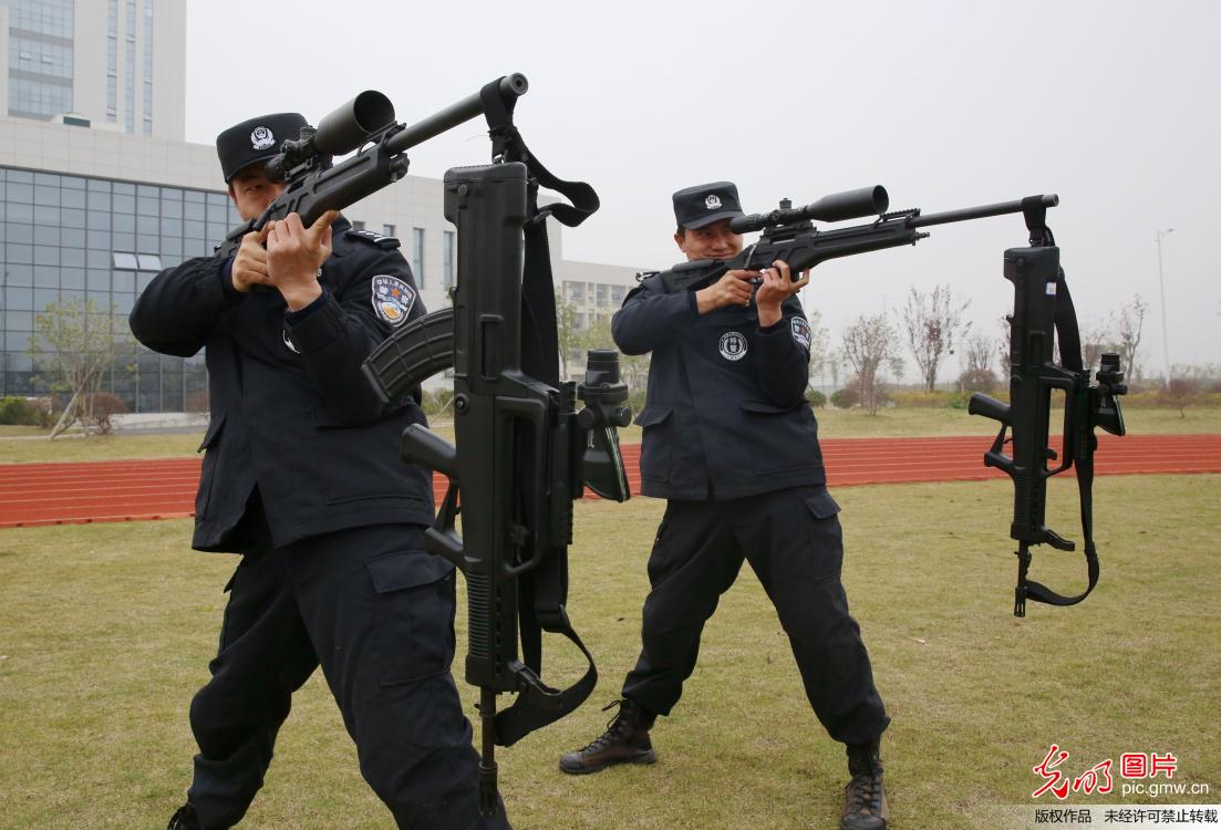 安徽安庆：特警神枪手练就百步穿杨