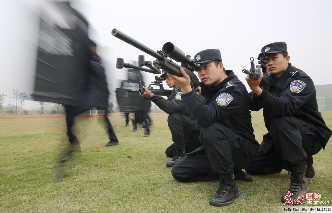 安徽安庆：特警神枪手练就百步穿杨