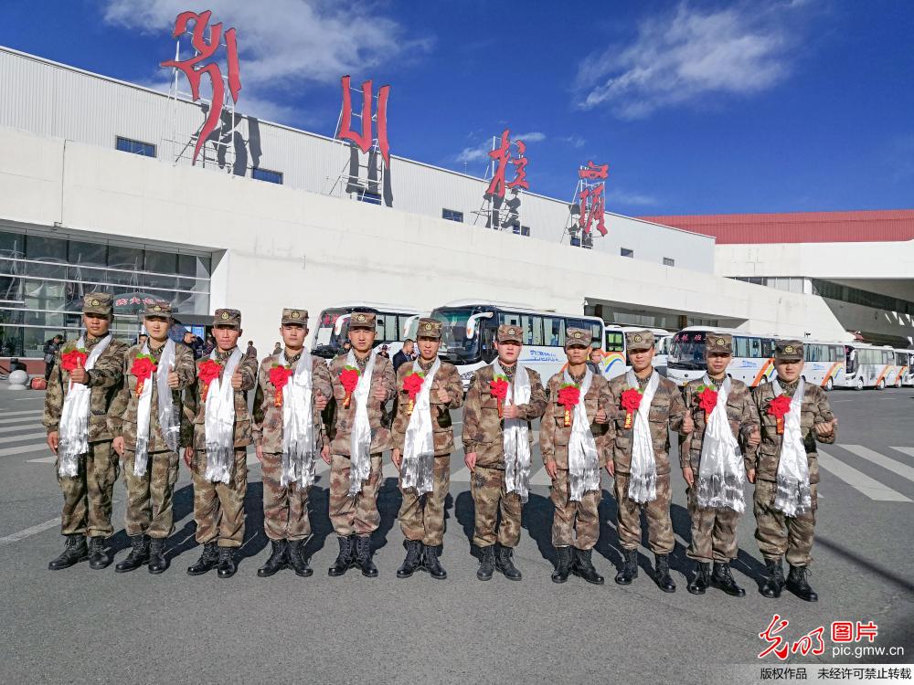 11名参与中越边境扫雷的英雄凯旋而归 11名参与中越边境扫雷的英雄凯旋而归