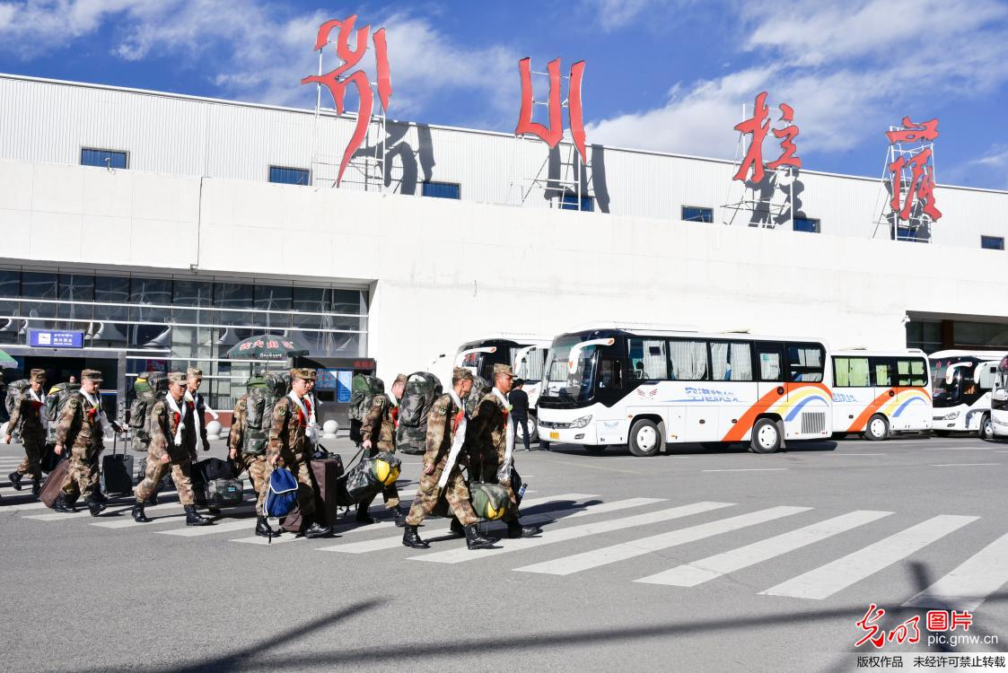 11名参与中越边境扫雷的英雄凯旋而归 11名参与中越边境扫雷的英雄凯旋而归