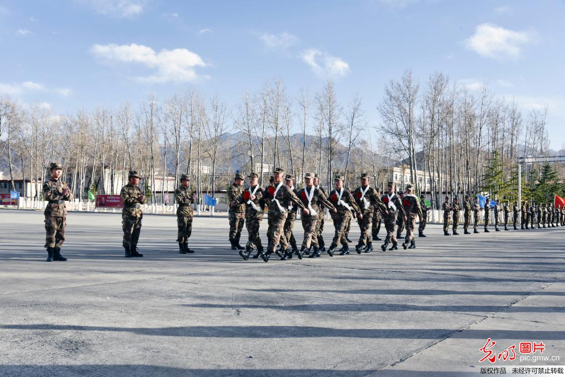 11名参与中越边境扫雷的英雄凯旋而归 11名参与中越边境扫雷的英雄凯旋而归