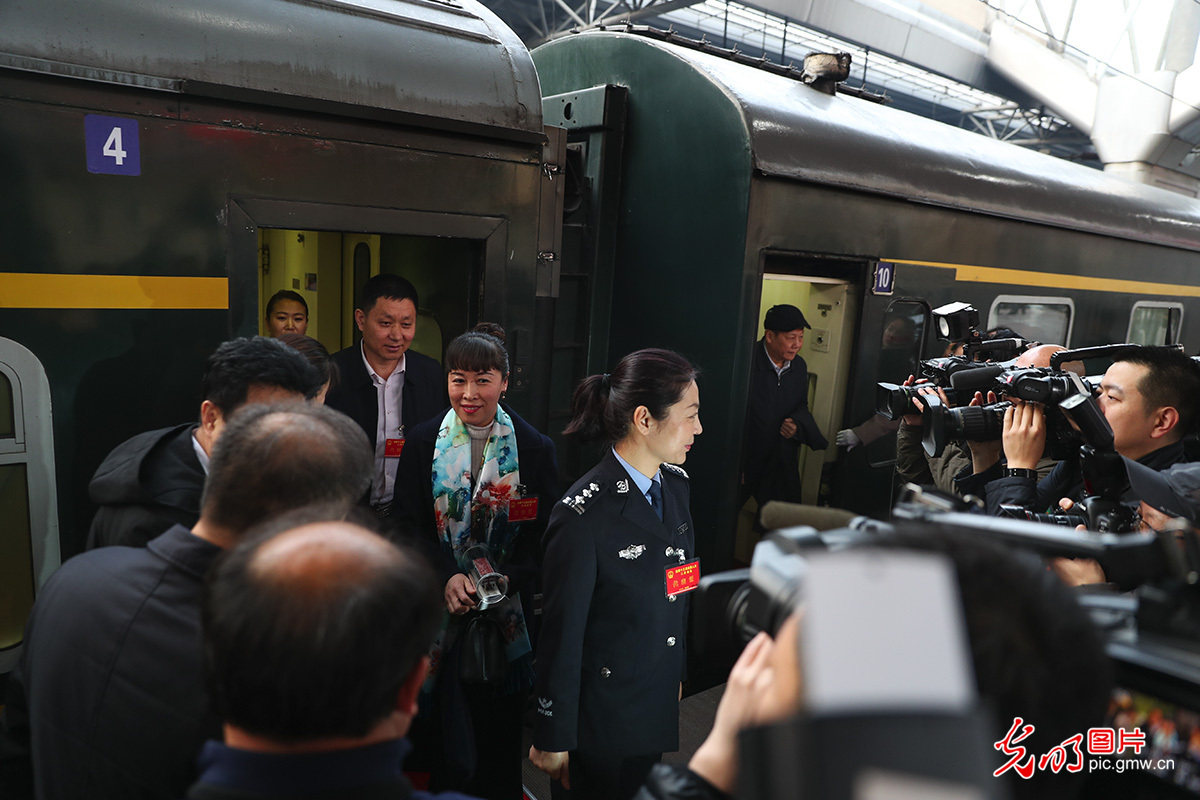 出席十三届全国人大二次会议的黑龙江省代表团抵京