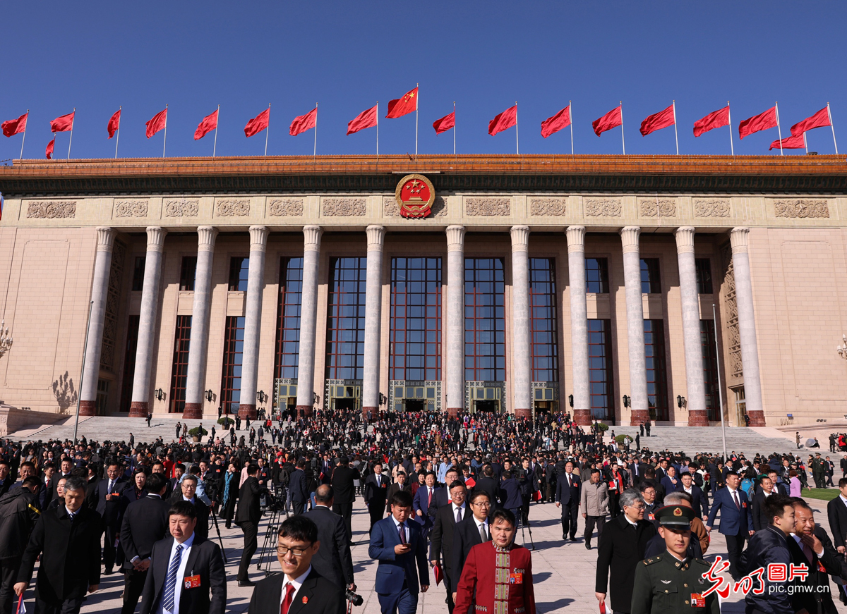 十三届全国人大二次会议在北京闭幕