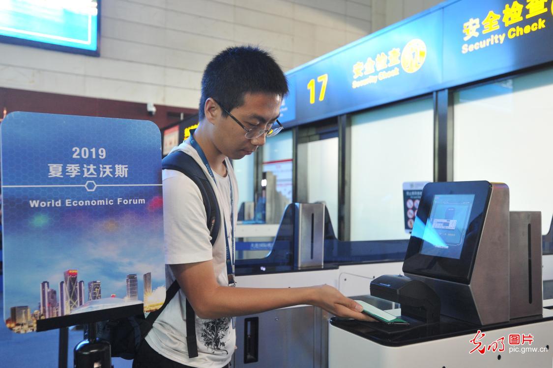 大连机场开启专属达沃斯智能安检通道