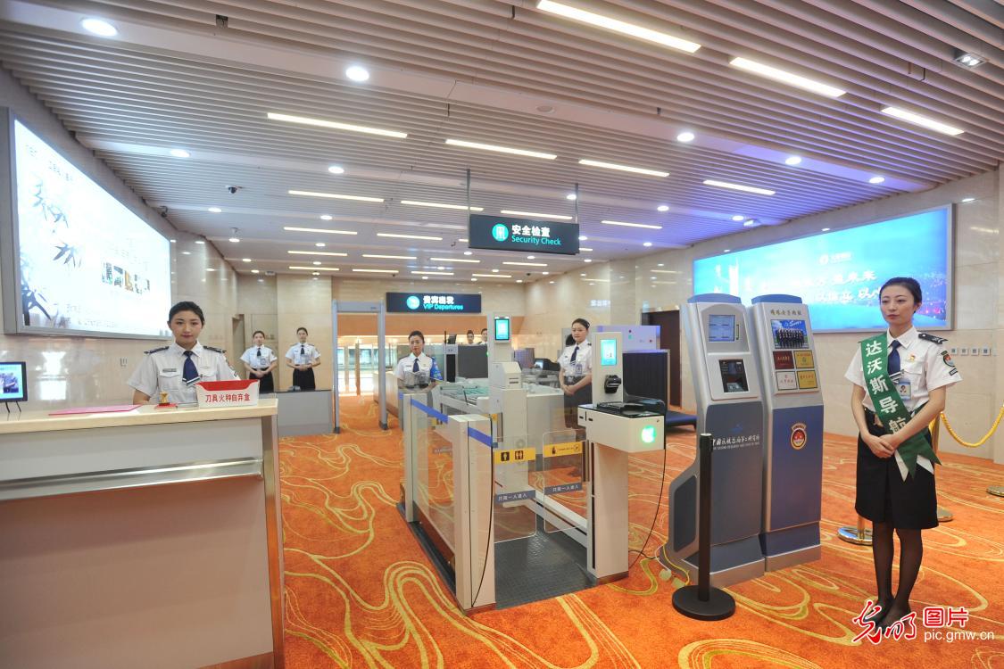 大连机场开启专属达沃斯智能安检通道