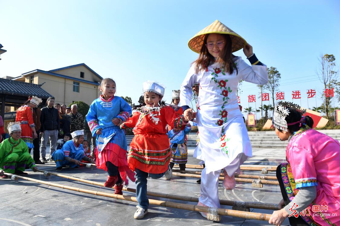 江西上高：各族群众载歌载舞庆元旦