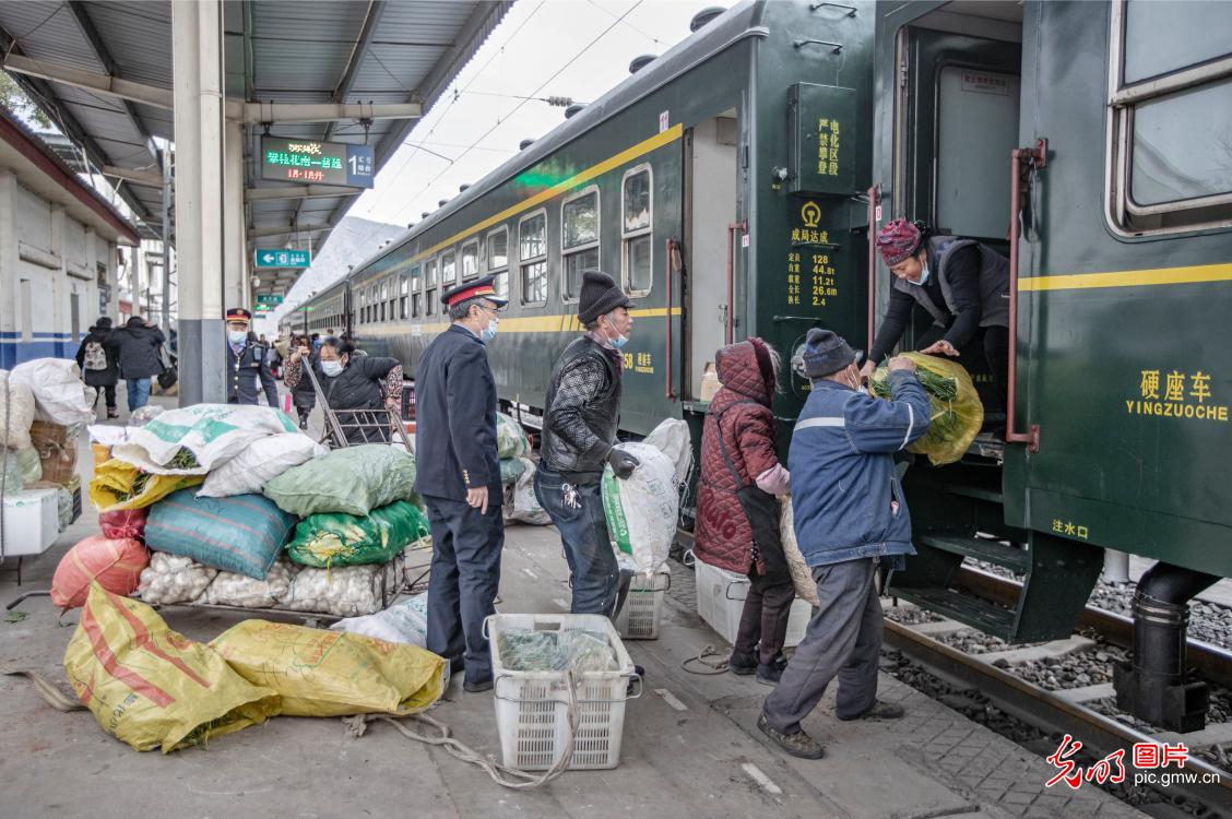 穿行在大凉山深处的“扶贫列车”