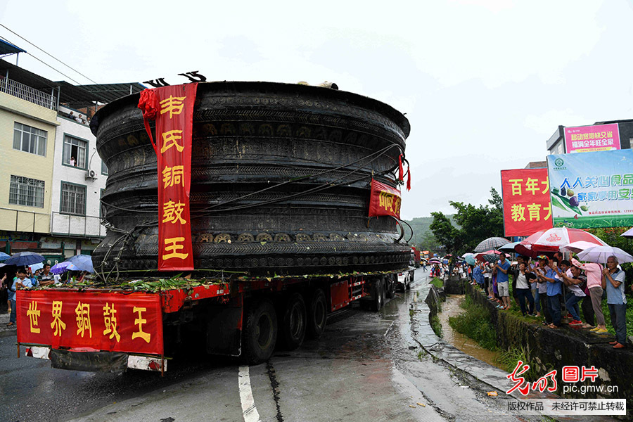 毛南族“鼓王”铸造最大铜鼓