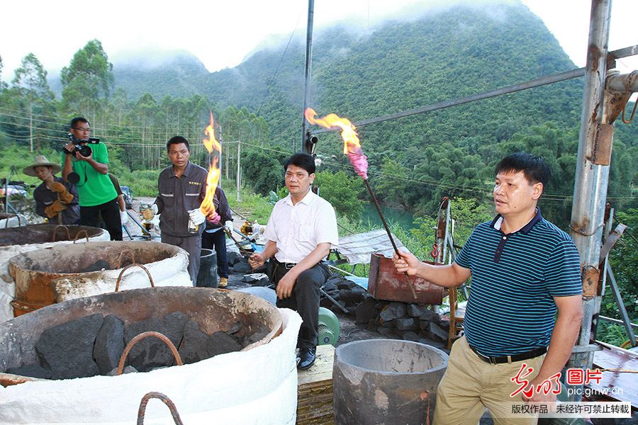 毛南族“鼓王”铸造最大铜鼓