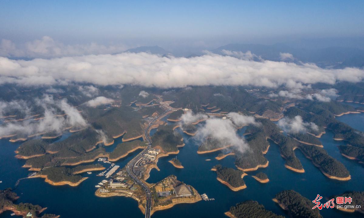 浙江杭州：千岛湖艳阳高照迎春来