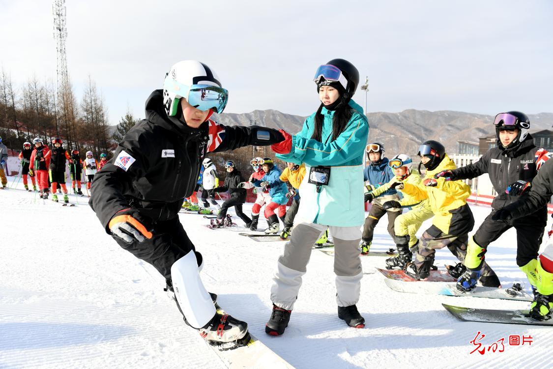 雪场训练忙　放飞冬奥梦