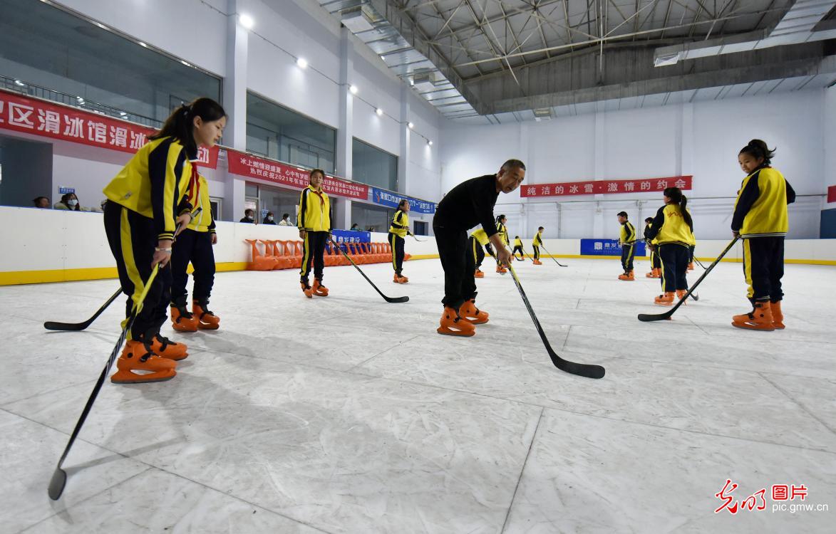 “四季”冰场尽圆冰雪运动梦