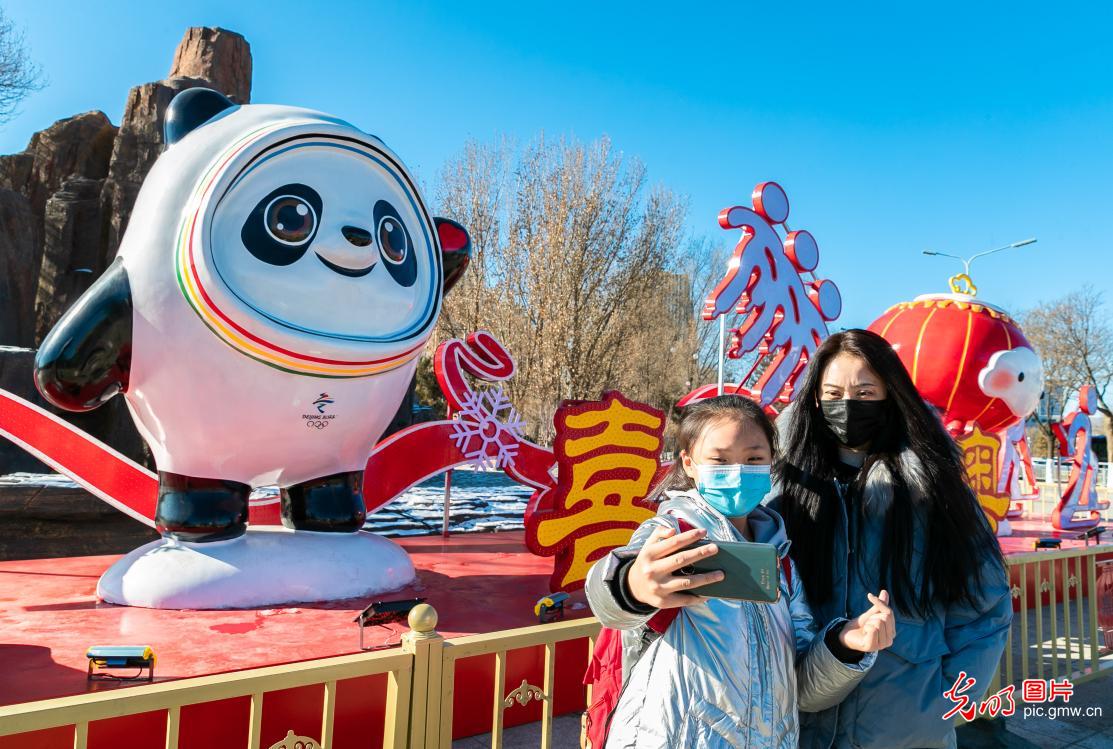 冬奥吉祥物“冰墩墩”“雪容融”亮相呼和浩特街头