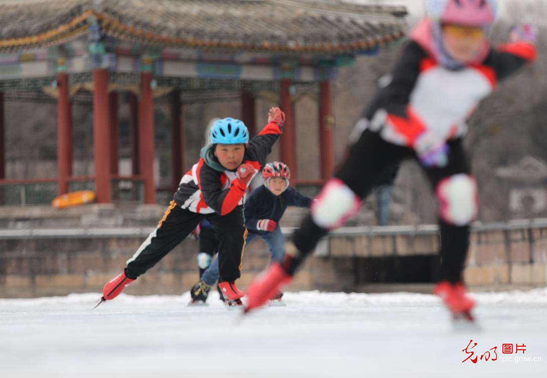 快乐寒假 逐雪嬉冰