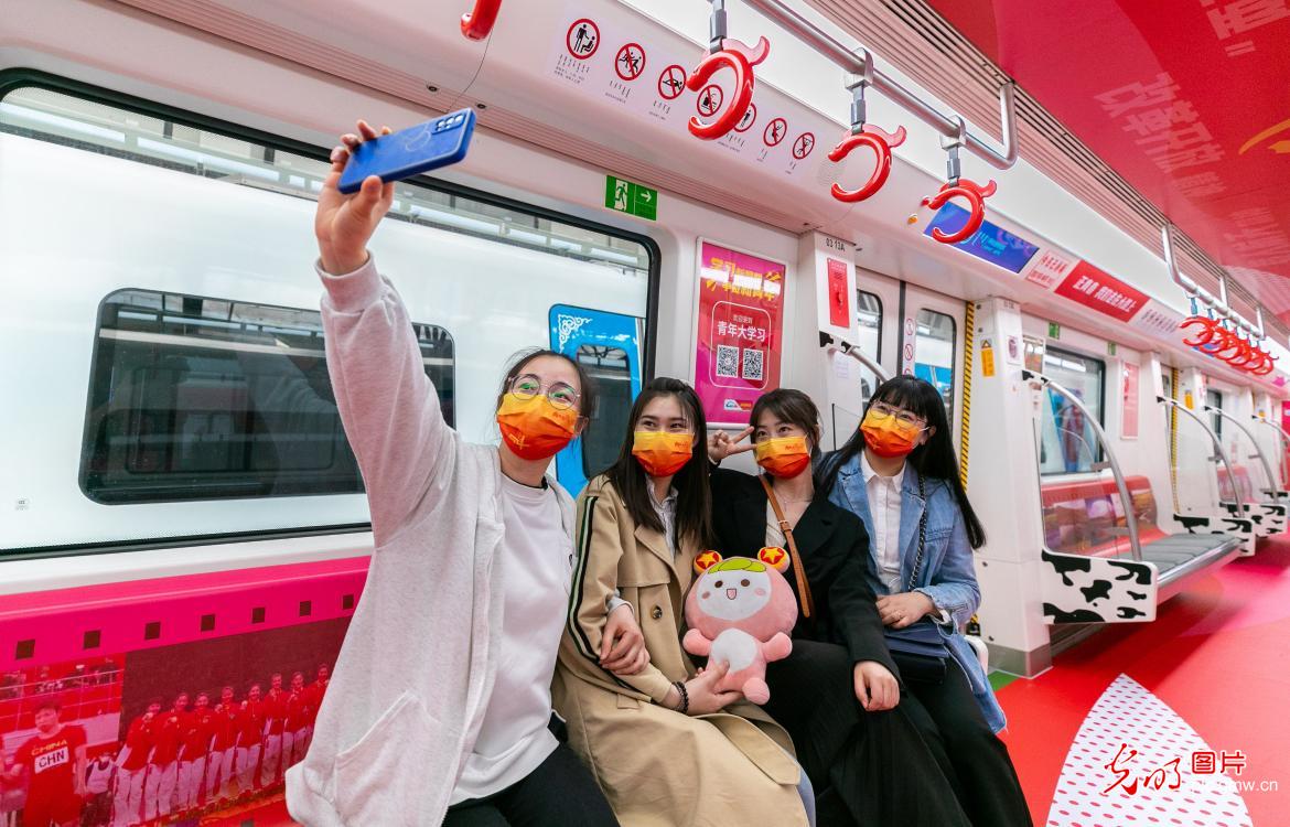 共青团主题列车亮相呼和浩特