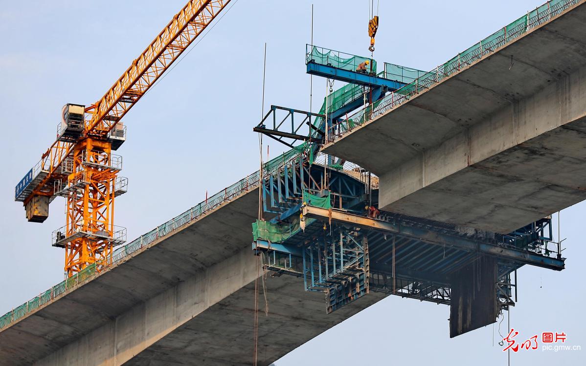 京秦高速公路遵秦段施工正酣