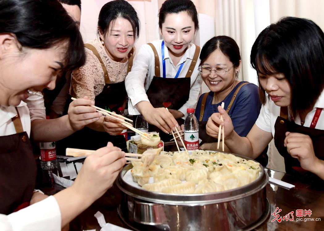 “技能大师”传授“技能绝活” “技能大师”传授“技能绝活”