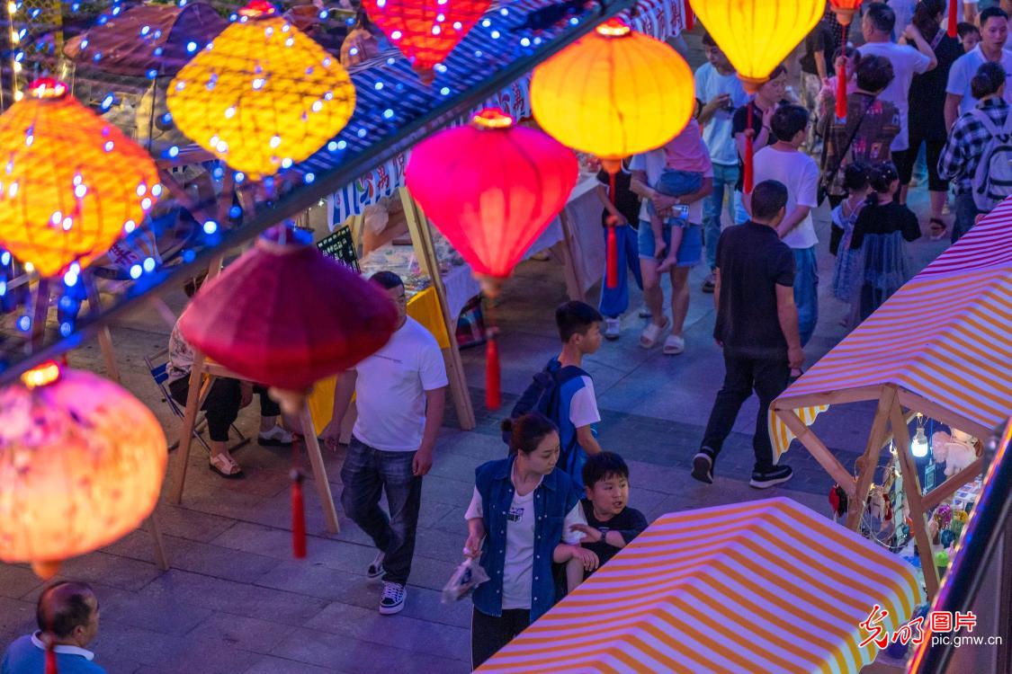 【光明图刊】夏日“夜经济”释放消费新活力