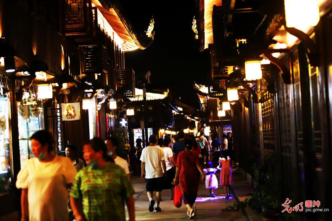 【光明图刊】夏日“夜经济”释放消费新活力