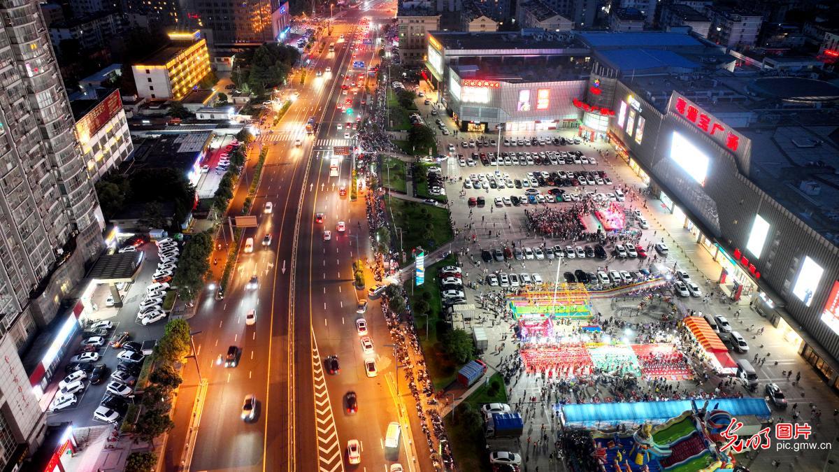 【光明图刊】夏日“夜经济”释放消费新活力