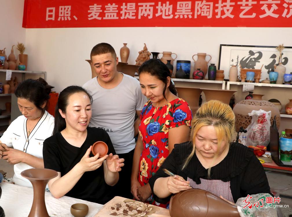 日照援疆专家在麦盖提举办制陶技艺交流活动
