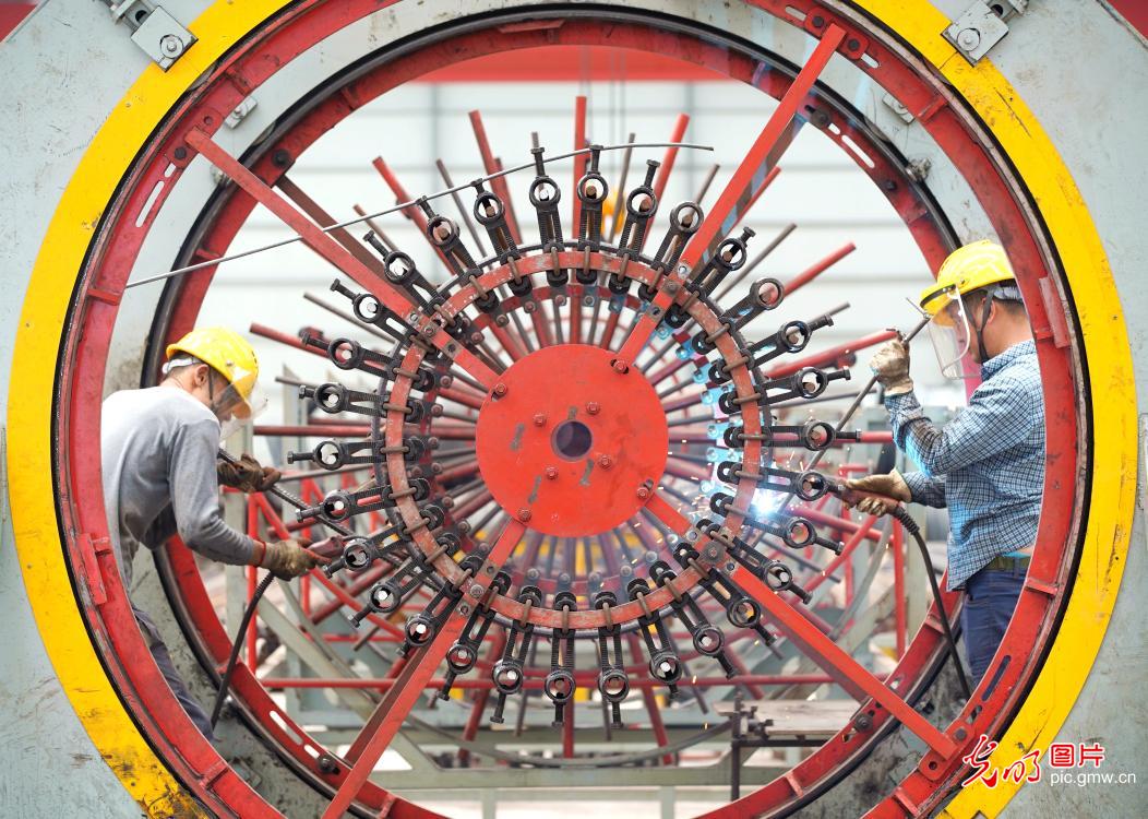 战高温保进度 施工建设不停歇
