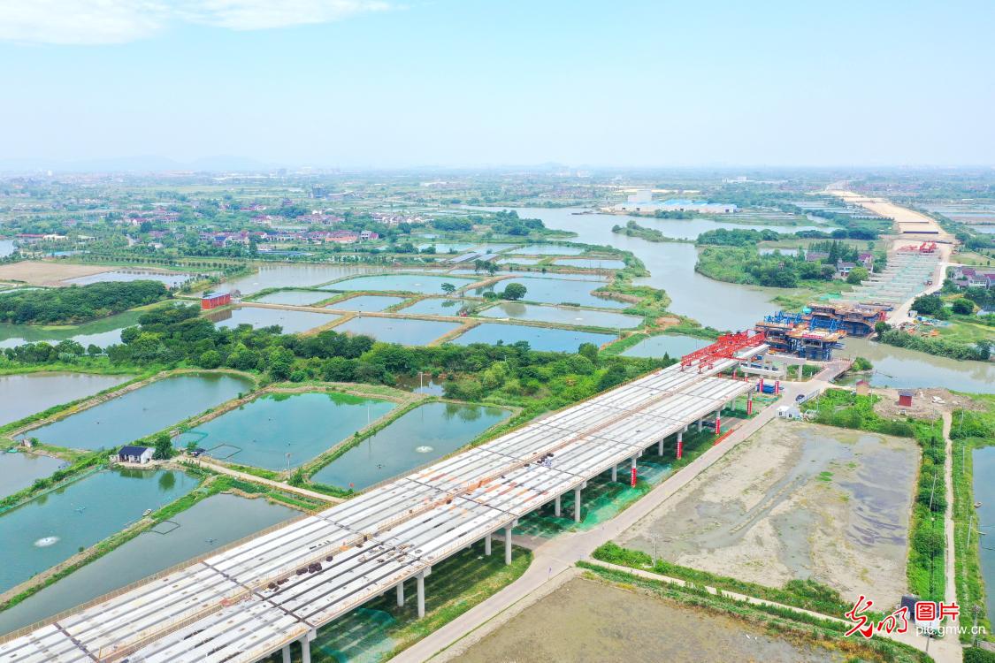 战高温保进度 施工建设不停歇