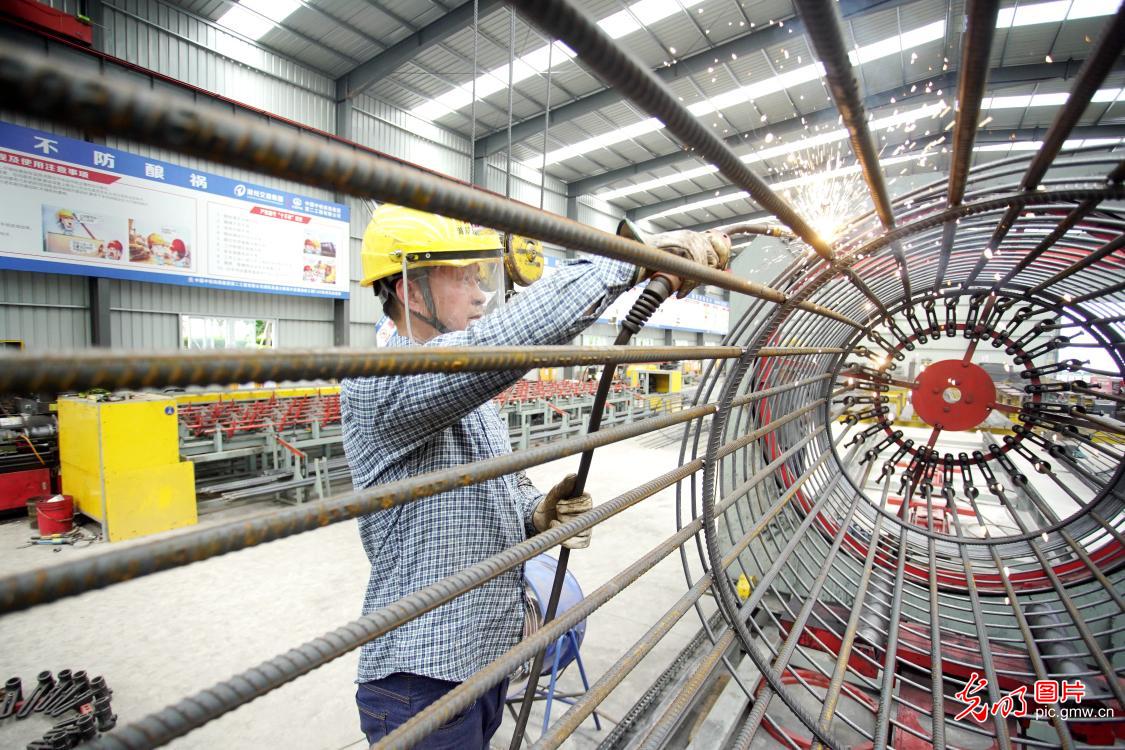 战高温保进度 施工建设不停歇