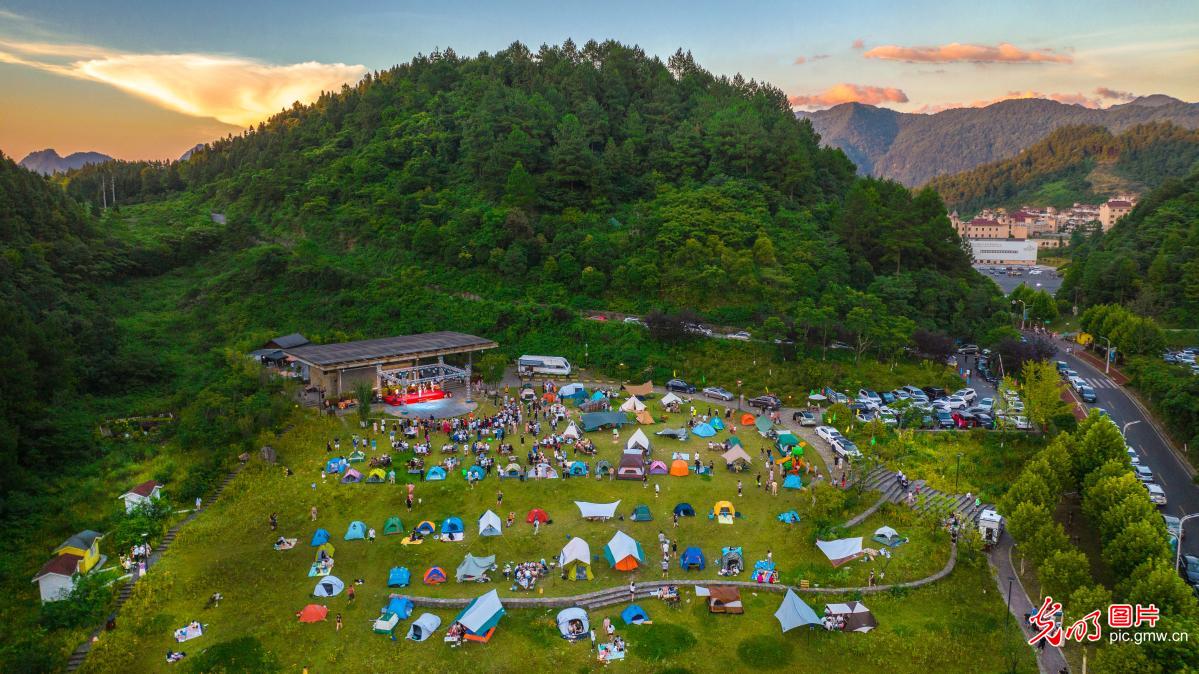 【光明图刊】盛夏时节，“避暑经济”迅速升温