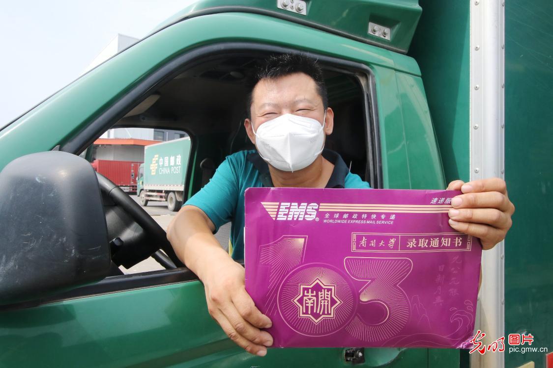 高校录取通知书投递有序进行