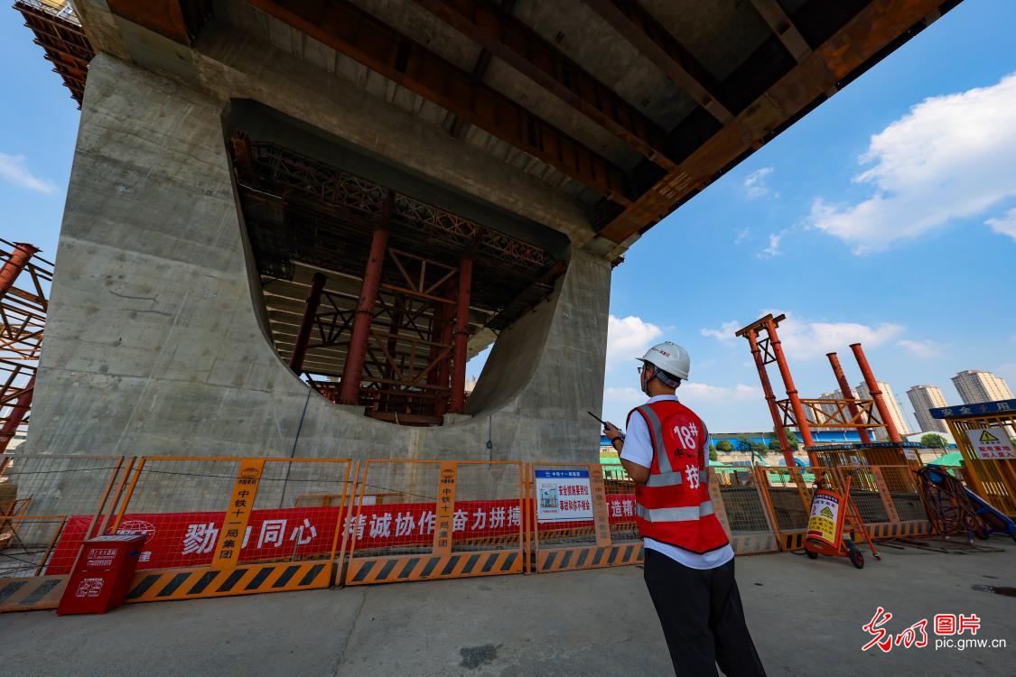首座齿轮齿轨式转体斜拉桥顺利转体