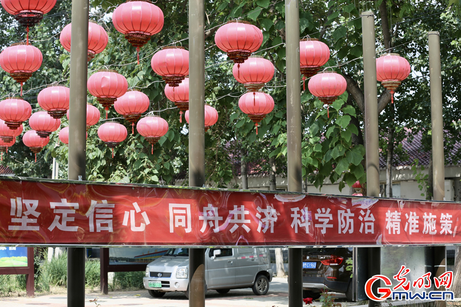 大红灯笼照亮村民幸福路