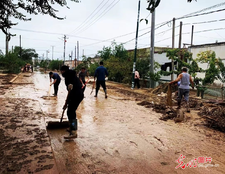 甘肃高台县出现强降雨天气 干群合力抢险救灾