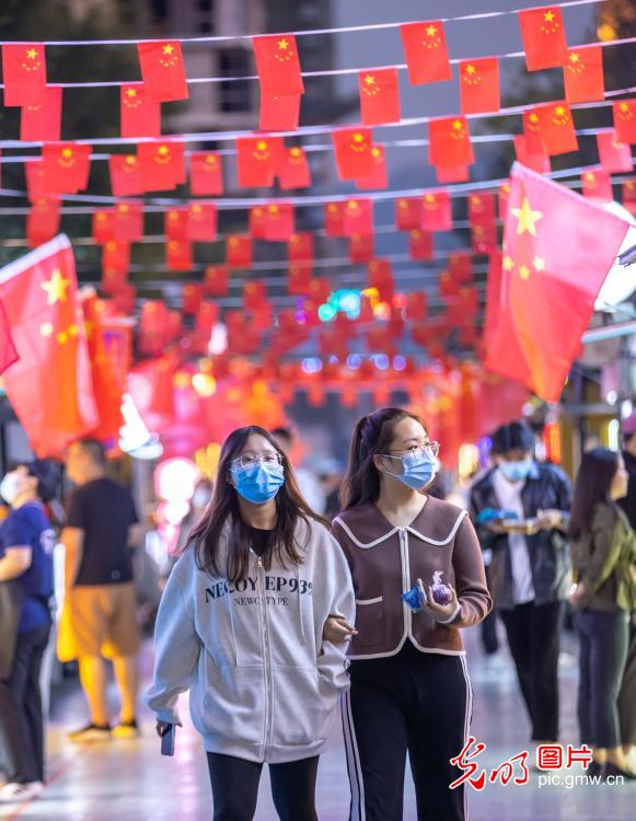 红旗飘扬 各地喜迎国庆氛围浓