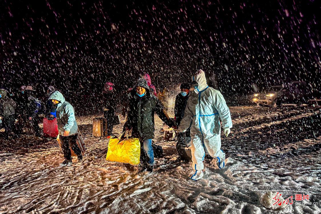 新疆喀纳斯：民警风雪护送工人返乡